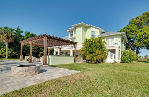 Spring Hill Cottage | Luxe Spring Hill Home w/Patio & Dock!