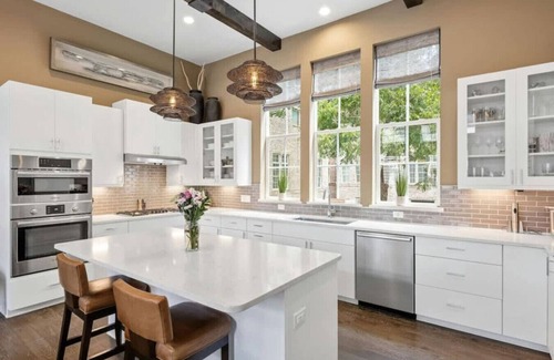 Riverside House | Luxe Townhome | 4bd 5ba Elevator | 1 mile from DT