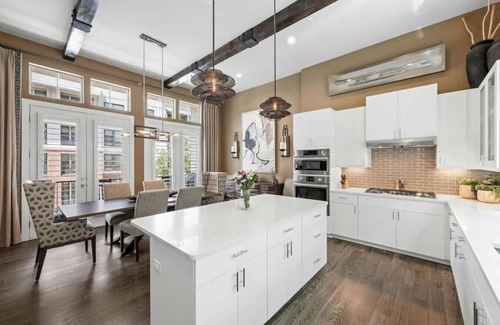 Riverside House | Luxe Townhome | 4bd 5ba Elevator | 1 mile from DT