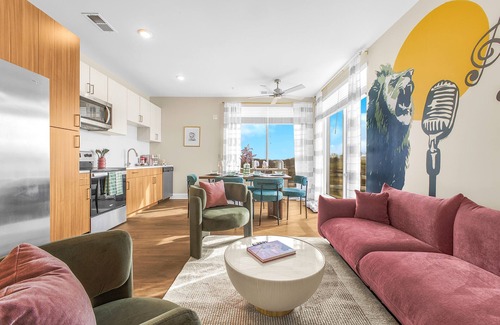 Eighth Avenue Apartment | Luxe Vista Gulch 2BR Pool Gym King Bed