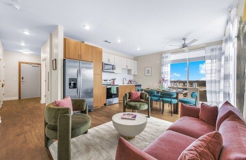 Eighth Avenue Apartment | Luxe Vista Gulch 2BR Pool Gym King Bed