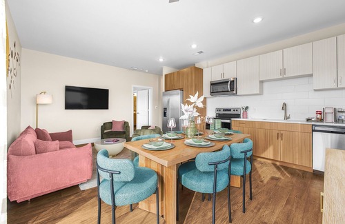 Eighth Avenue Apartment | Luxe Vista Gulch 2BR Pool Gym King Bed