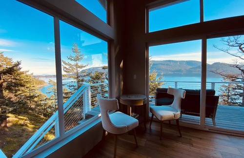 Eastsound House | Luxe Waterfront, Private Beach, Golfing, Hiking, Spacious Living, Close to Town