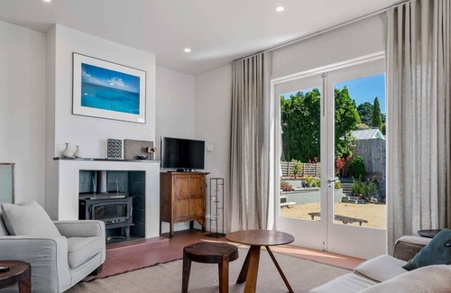 Sandy Bay House | Luxe waterfront sanctuary and awe-inspiring views