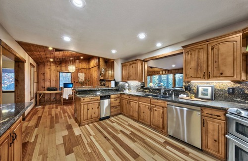 Lakeridge House | Luxe141 Spacious Luxury Log Cabin