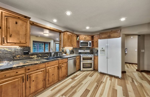 Lakeridge House | Luxe141 Spacious Luxury Log Cabin