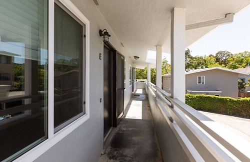 South San Mateo Apartment | Luxo Stays |Central Location| 1bd/1ba #bart #kaiser