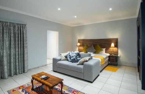 Bloemfontein House | Luxor Manor