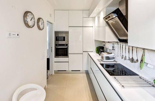 Olhos D'Agua Apartment | LuxT2 300m to beach, TV, AC, free WIFI 500mb, close to golf
