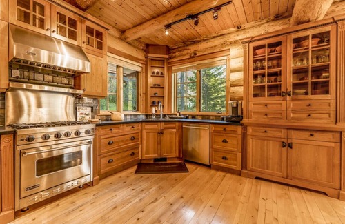 East Kootenay House | Luxury Log Chalet | Pool + Private HotTub | Ski In/Out | Overlooking Greywolf GC