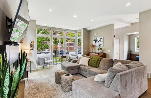 Tremont House | Luxuary Tremont Home - Movie Room, Pet & Baby Friendly