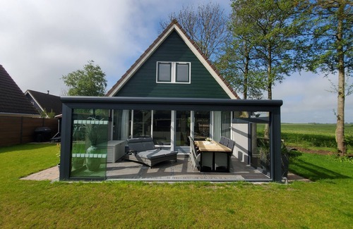 Sint Maarten House | Luxuriöses Ferienhaus mit Terrassenüberdachung, WLAN, Gemeinschaftspool, E-Bikes