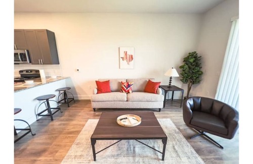 Pflugerville Apartment | Luxurious 1:1 Suite, Pool, Billiards; 17min Domain