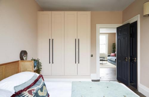 Angel Apartment | Luxurious 1 Bedroom Apartment - minutes from Angel Tube St.