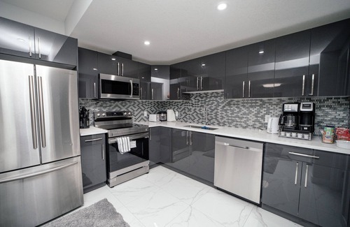 Beaumont House | Luxurious 1 bedroom + Den Near Edmonton International Airport