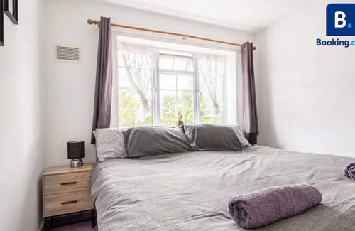 Epsom House | Luxurious 1 Bedroom Property Located in Epsom Downs Town Centre