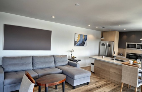 East Hollywood House | Luxurious 1BR Townhouse with Modern Amenities in East Hollywood