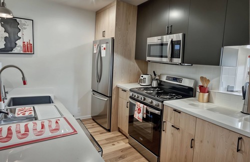 East Hollywood House | Luxurious 1BR Townhouse with Modern Amenities in East Hollywood
