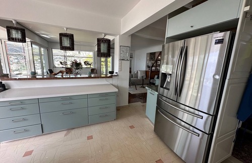 Saronida Apartment | Luxurious 2-Bed Seaside Apartment in Saronida