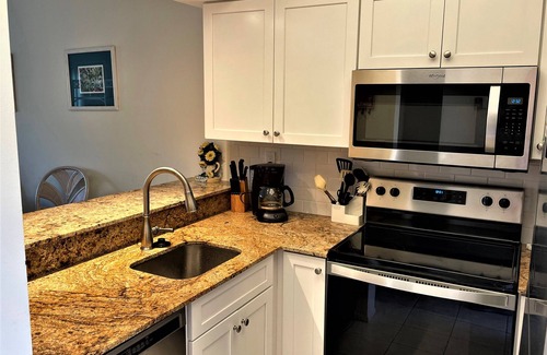 Central Naples Condo | Luxurious 2-bedroom apartment with1st class tennis - near beach and Naples shops