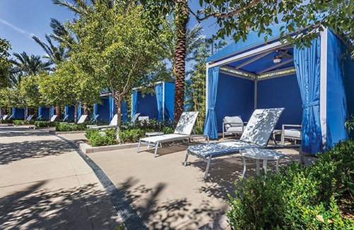 Las Vegas Condo | Luxurious 2-Bedroom Condo w/Kitchen, Pool, 24/7 Free Shuttle to Strip