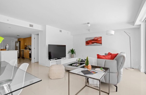 Bay Harbor Islands Apartment | Luxurious 2BR 3BA Apt | Bay Harbor Islands Family-Friendly Stay with Rooftop