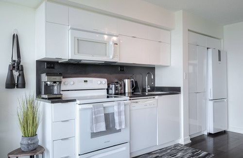 Bathurst Quay Apartment | Luxurious 2BR-2BATH,FreeParking,Lake View, Balcony