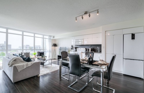 Bathurst Quay Apartment | Luxurious 2BR-2BATH,FreeParking,Lake View, Balcony