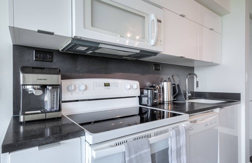 Bathurst Quay Apartment | Luxurious 2BR-2BATH,FreeParking,Lake View, Balcony