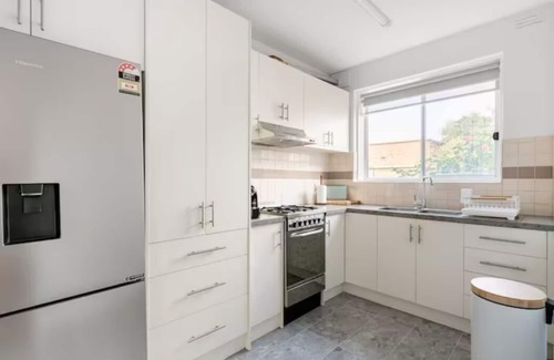Ascot Vale Apartment | Luxurious 2br: Near Showgrounds & Racecourse!
