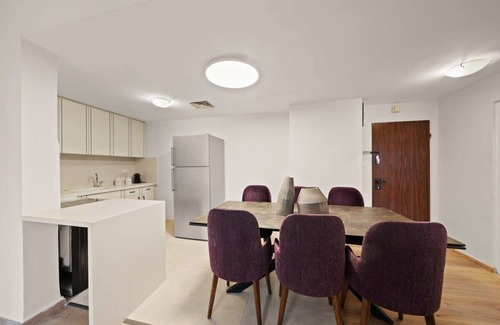 Jerusalem Apartment | Luxurious 3-Bdr In King David Street with Parking