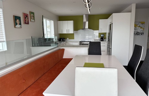 Sydenham House | Luxurious 3-Bedroom Home in Tranquil Cul-de-Sac