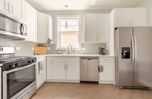 Greater Grand Crossing Apartment | Luxurious 3 Bedroom Getaway