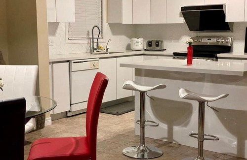 Waterloo Villa | Luxurious 3 bedroom High end villa with Lounge and Fireplace