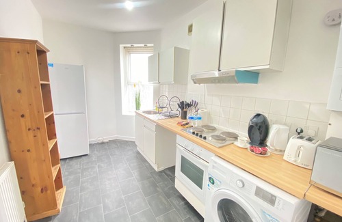 Wood Green Apartment | Luxurious 3 Rooms in Greater London