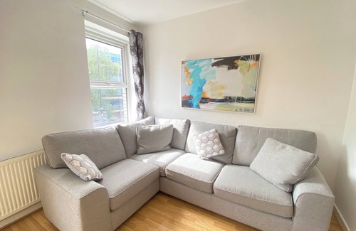 Wood Green Apartment | Luxurious 3 Rooms in Greater London