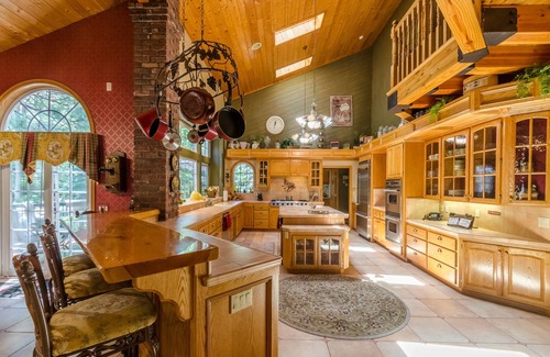 Fox Farm House | Luxurious 4,000 Sq Ft Estate. Ideal for Vacations