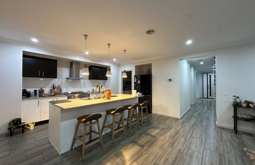 Truganina House | Luxurious 4 Bedroom Home in Prime Location
