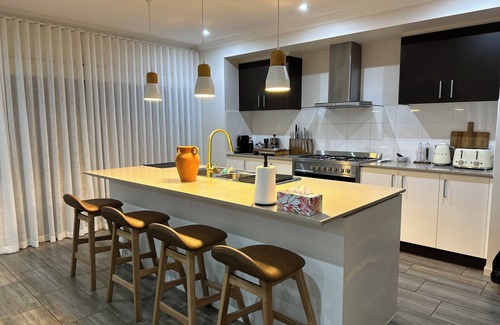 Truganina House | Luxurious 4 Bedroom Home in Prime Location
