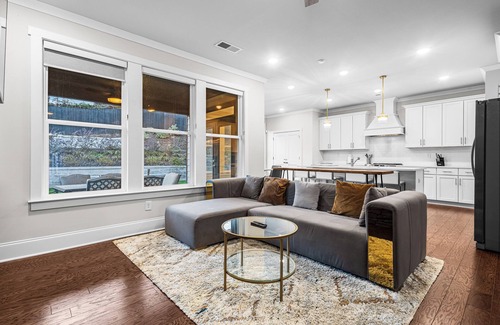 Pittsburgh House | Luxurious 4-bedroom home, 13 min to Airport, 10 min to Dtown, 34 min to Buckhead