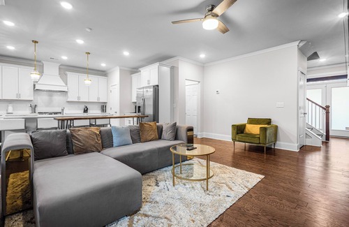 Pittsburgh House | Luxurious 4-bedroom home, 13 min to Airport, 10 min to Dtown, 34 min to Buckhead
