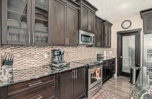 Panorama Hills House | Luxurious 4 BR Home close to amenities in NW - Minutes to DT, Airport, Stampede