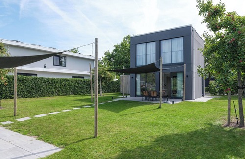 Zeewolde House | Luxurious 4-person house on the water with modern kitchen, direct access to the water and comfortable furnishings. Perfect for rest and relaxation!