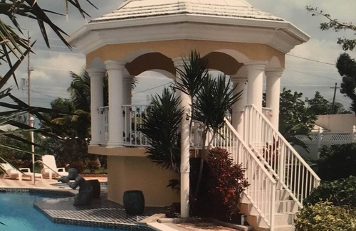 Savannah House | Luxurious 4BR Chateau-Pool, Family-Friendly, near Spotts Beach & Heart of Cayman