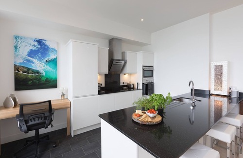 St Ives Apartment | Luxurious 5* Beachfront apartment, free wifi and sky tv