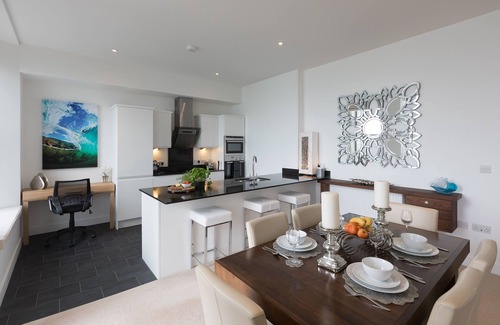 St Ives Apartment | Luxurious 5* Beachfront apartment, free wifi and sky tv