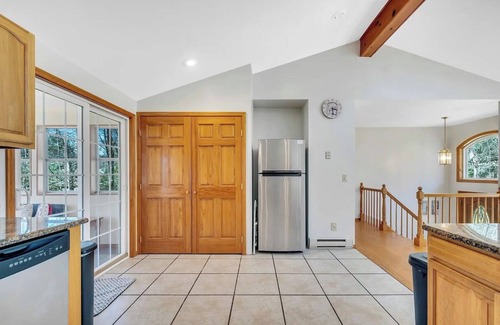 Pocono Lake House | Luxurious 5 Bed /3 Bath Cozy Retreat with A/C!