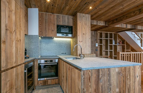 Val-d'Isere Apartment | Luxurious 5-Bedroom Chalet Apartment with Panoramic Mountain View, Wi-Fi, and Garage