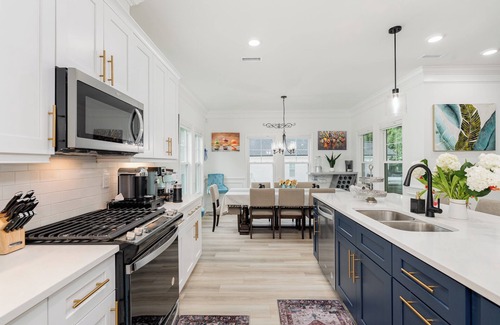 Hayes House | Luxurious 5-bedroom house with swim-spa, fitness&weight room, game room, & more!