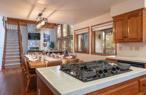 Coarsegold Cabin | Luxurious 5 King Beds w/Fireplace, Views, GameRm, and EV Charger near Yosemite
